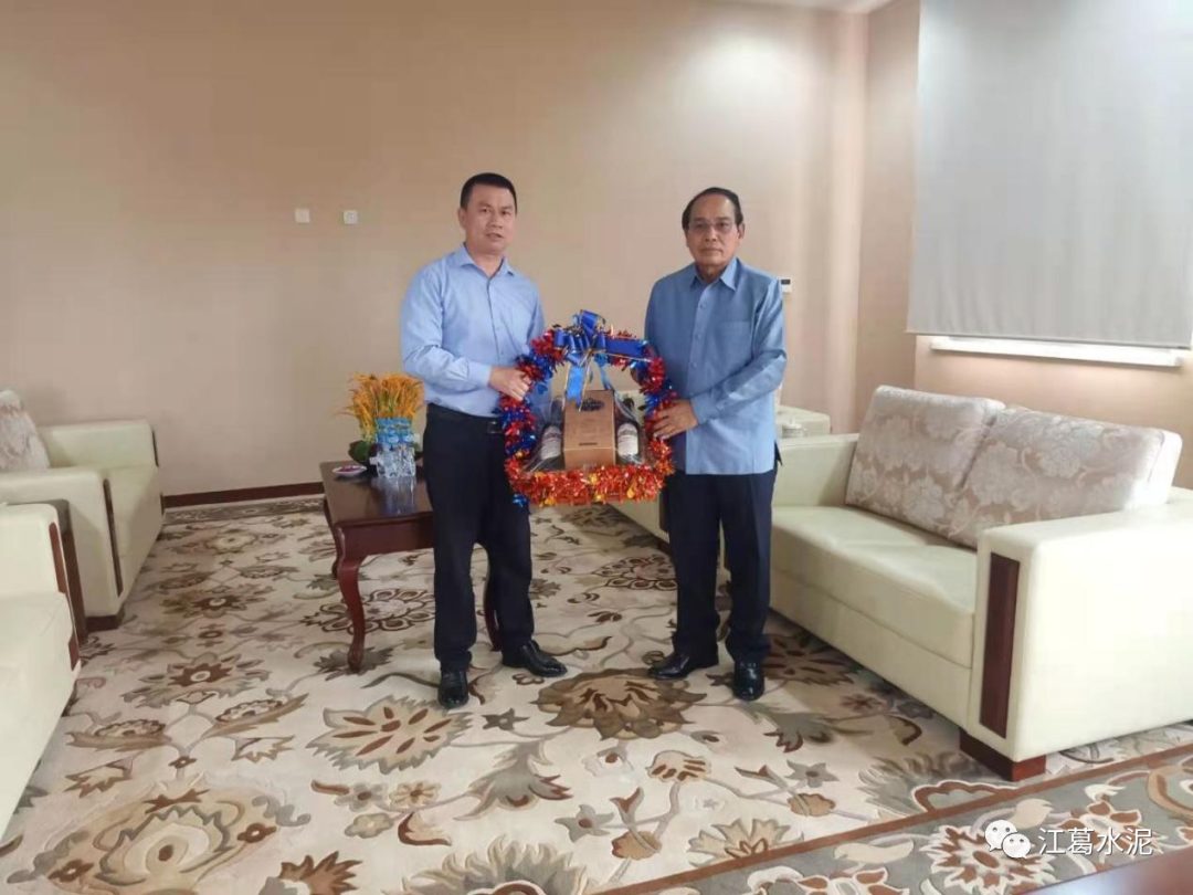 老挝国家副主席本通·吉玛尼与总经理温耀盛合影