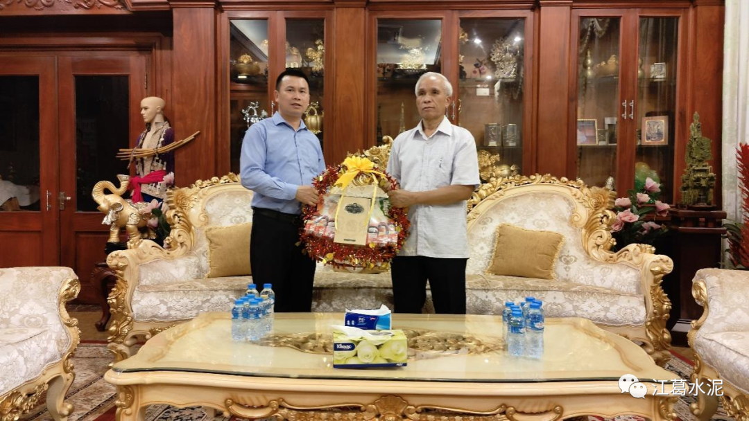 老挝国家副主席本通·吉玛尼与总经理温耀盛合影