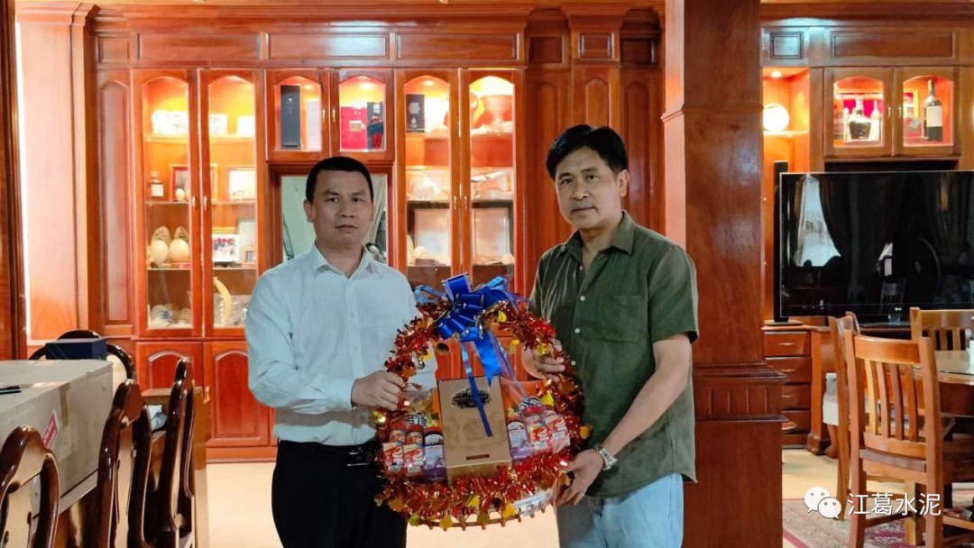 老挝司法部部长派维·西博丽帕与总经理温耀盛合影